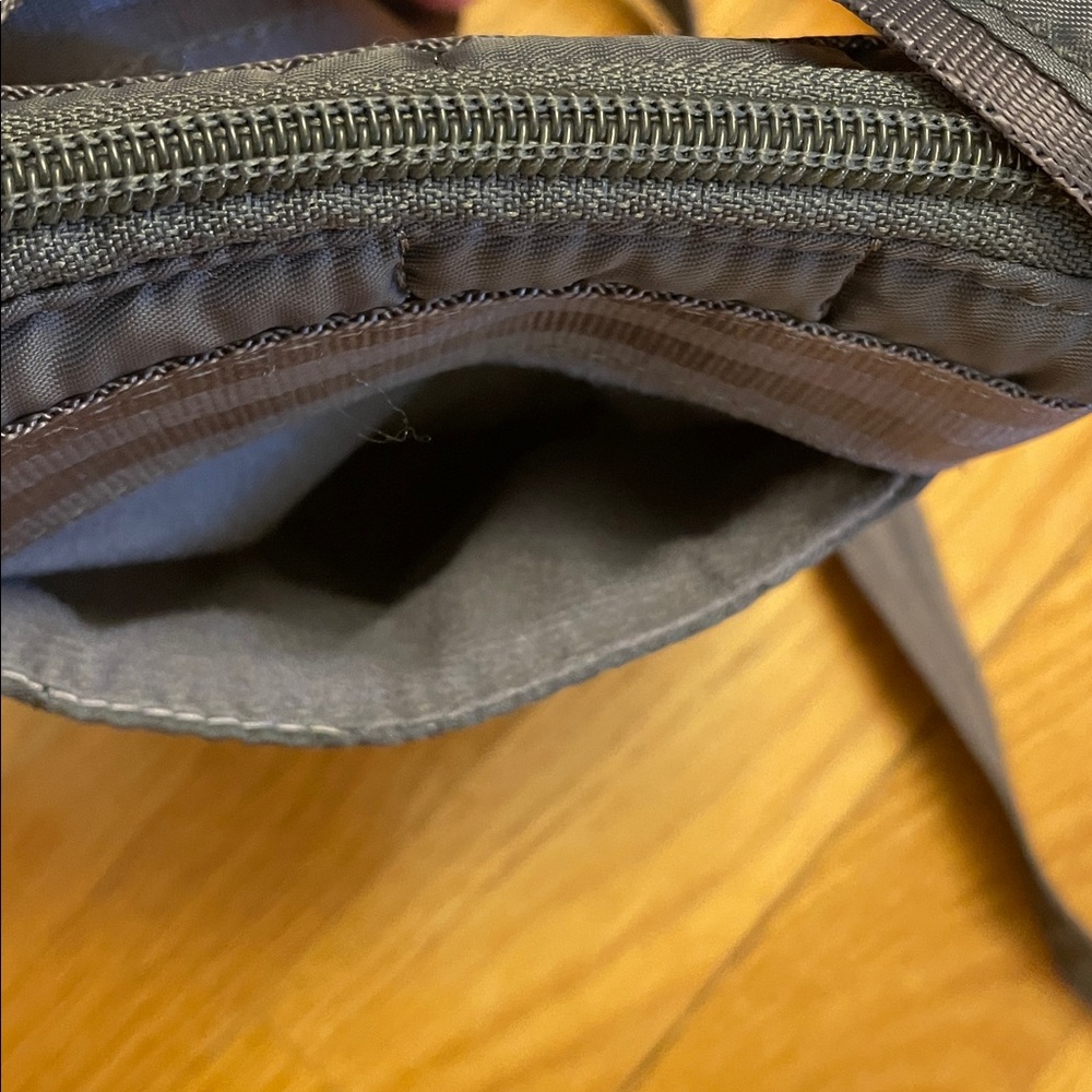 LUG Hopper Mini Travel Everyday Crossbody Bag. Gray. Adjustable. Like New! - Picture 6 of 12